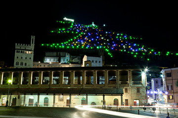 Gubbio, la Loggia dei Tiratori con l'albero di Natale di notte