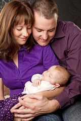 eltern schauen baby beim schlafen zu