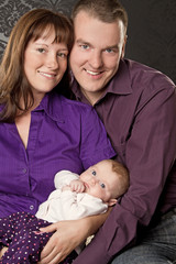 junge eltern mit nachwuchs