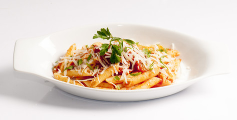 piatto di penne al pomodoro