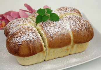 Buchteln mit Staubzucker