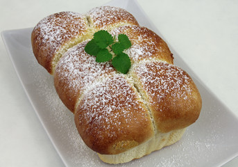 Buchteln mit Staubzucker