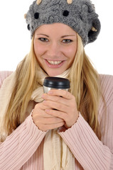 Junge Frau in Winterkleidung trinkt Kaffee