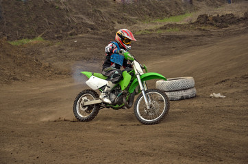 Fototapeta na wymiar Motocross rider dziewczyna na zakręcie toru MX