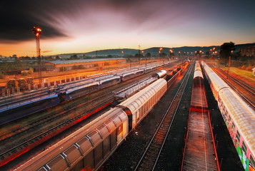 Obraz na płótnie Canvas Platforma pociąg towarowy o zachodzie słońca z kontenera
