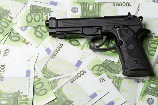 Image of the old gun and money
