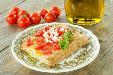 Bruschetta con pomodoro,cipolla e olio d'oliva