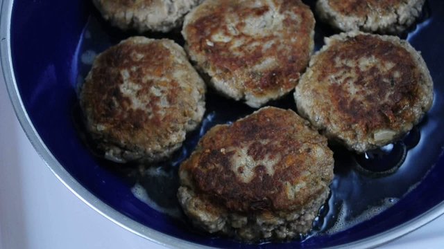 Frikadellen in der Pfanne