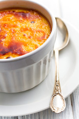 creme brulee in ceramic bowl