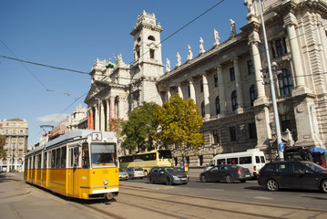 Fototapeta na wymiar Tramwajem nr 2 w Budapeszcie (Węgry)