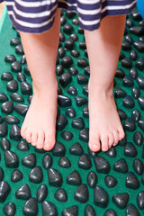 Treatment of flatfoot in young children with massage mat