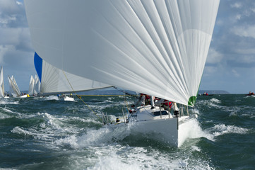 yacht racing in the swell - obrazy, fototapety, plakaty