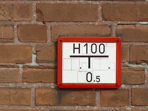 Hydrantenschild an Mauer