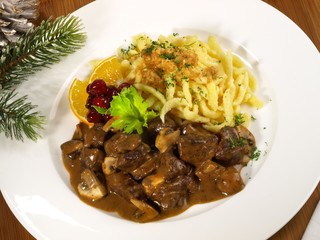 Rehragout mit Spätzle