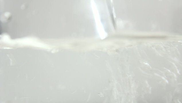 Recipiente llen&aacute;ndose de agua