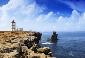 Fototapeta na wymiar portugalski latarnia na błękitnym oceanie