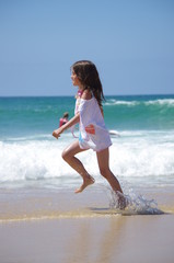 enfant courant sur la plage