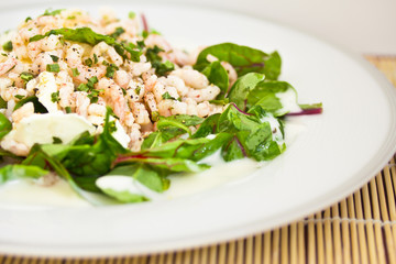 beetroot spinach and prawns, healthy salad