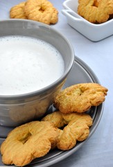 Tazza di latte con biscotti