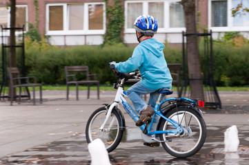 Kind mit Fahrrad