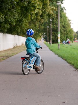 Kind mit einem Fahrrad