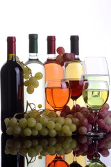 Bottiglie di vino ,uva bianca,uva nera e calici