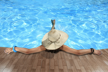 donna con cappello - relax in piscina - obrazy, fototapety, plakaty
