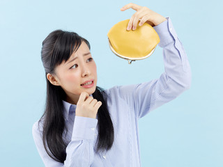 財布を持つ女性