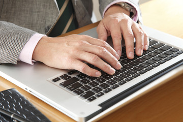 Fototapeta na wymiar Ręka mężczyzny za pomocą komputera