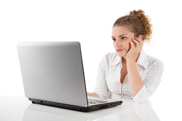 Junge Frau frustriert vor dem PC