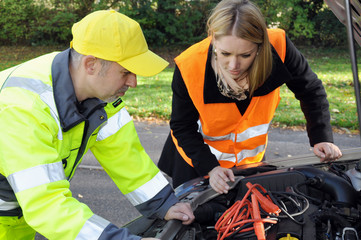 Pannenhelfer hilft junger Frau