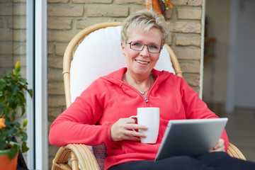Erwachsene Frau mit Tablet PC