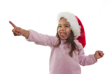 enfant qui pointe du doigt son cadeau de noël