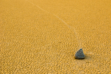 Fototapeta na wymiar Kamienie ¯eglarstwo w Racetrack Playa, Death Valley, California