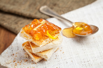 Quittengelee auf Toast
