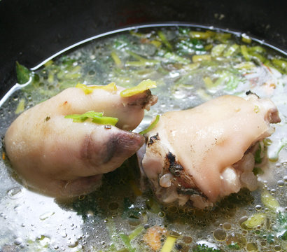 schweinef&uuml;sse