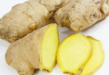 Frischer Ingwer auf weißem Hintergrund