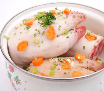 Schweinef&uuml;sse