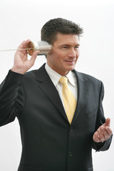 Geschaeftsmann mit Dosentelefon