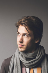 Mann trägt einen Schaal