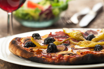 Closeup einer Pizza mit Rotwein