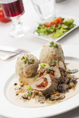 gefülltes Schweinefilet mit Semmelknödel