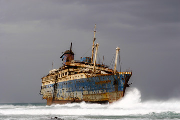 Gestrandetes Kreuzfahrtschiff American Star auf Fuerteventura