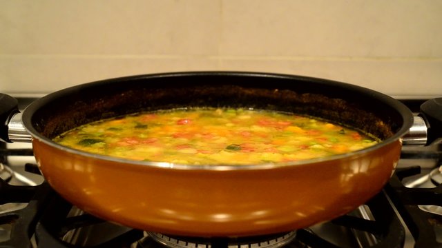 minestra di verdure fumante - vegetable soup steaming