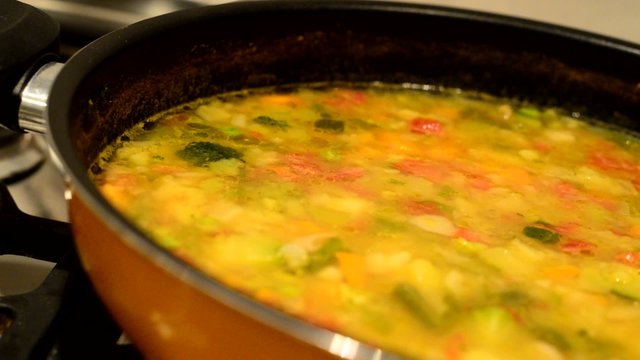 minestra di verdure fumante - vegetable soup steaming
