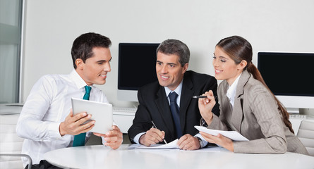 Geschäftsleute mit Tablet Computer