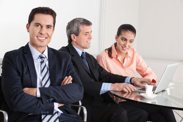 Lächelnder Manager mit verschränkten Armen