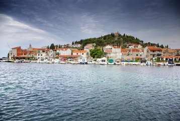 Fototapeta na wymiar Stary port lub przystań i kamienne domy, Chorwacja Dalmacja