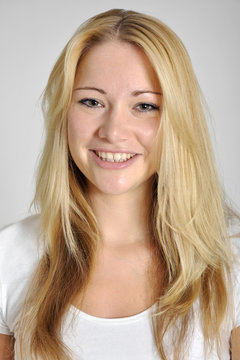 Sch&ouml;nes Portrait einer jungen Frau