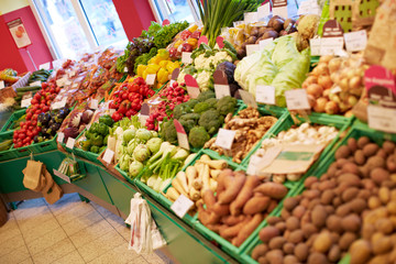 Gemüsetheke im Supermarkt